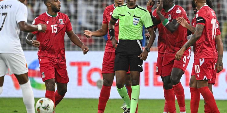 Impedido de entrar nos EUA na Copa do Mundo, árbitro da Somália vai apitar final da Supercopa da Uefa