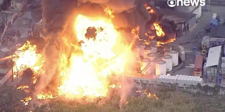 Incêndio atinge indústria na Grande SP, com registro de múltiplas explosões nesta terça (4)
