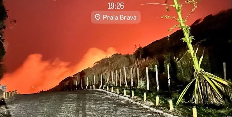 Incêndio atinge paraíso naturista de Búzios, na Região dos Lagos do Rio