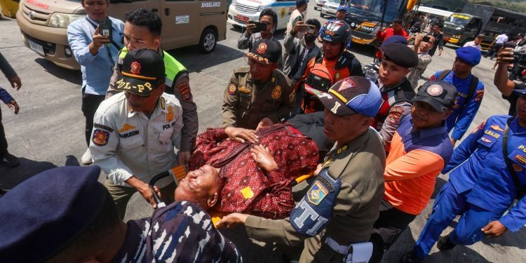 Incêndio em balsa deixa uma pessoa morta perto de Bali, na Indonésia; outras 172 foram resgatadas