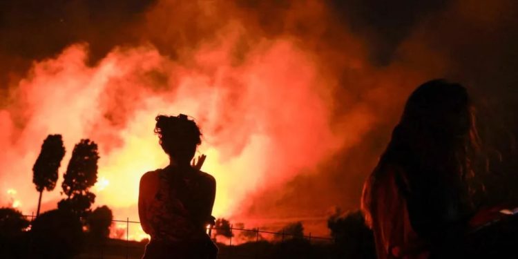 Incêndio florestal avança na Colúmbia Britânica e província decreta estado de emergência