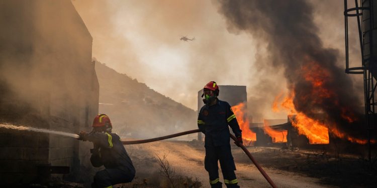 Incêndio no norte da Grécia força turistas e moradores a deixarem região até de barco