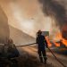 Incêndio no norte da Grécia força turistas e moradores a deixarem região até de barco