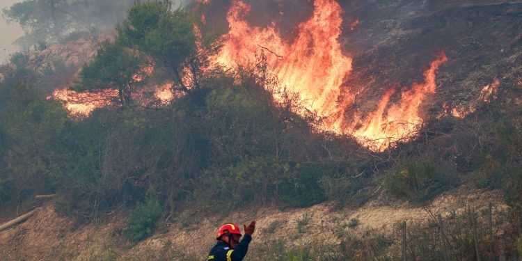 Incêndios atingem área equivalente a 84 mil campos de futebol na Europa e deixam pelo menos três mortos em Grécia e Espanha