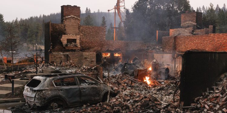 Incêndios avançam na Grécia e nos EUA, forçam deslocamentos em massa e desafiam bombeiros