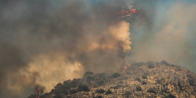 Incêndios deixam dois mortos na Grécia e mobilizam milhares de bombeiros em países da Europa