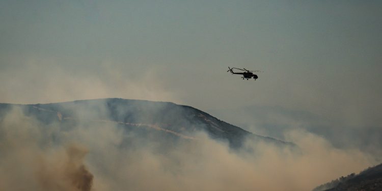 Incêndios em ilha grega perto de Atenas deixam dois mortos e levam quase 600 pessoas a deixar a região pelo mar