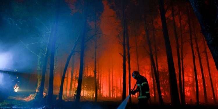 Incêndios que atingem a Europa já deixaram três mortos