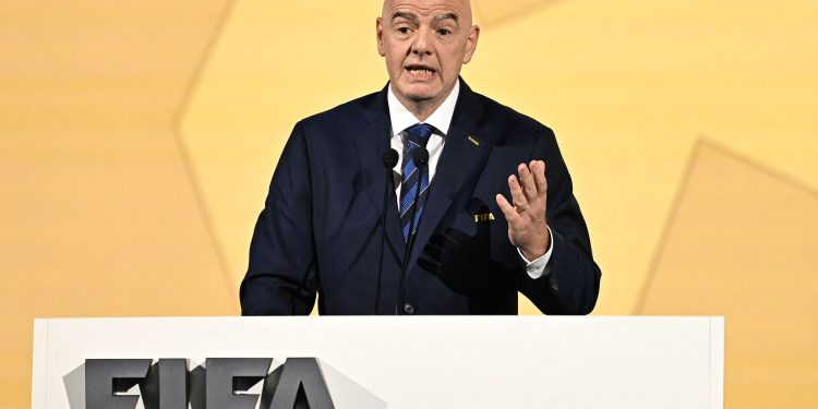 Infantino ganha reforço político de Conmebol e México em meio à crise na Fifa