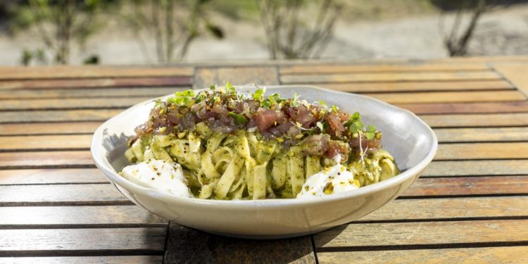 Inspirado pelo futebol, festival gastronômico na orla reúne mais de 150 quiosques