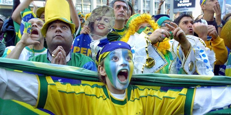 Interesse dos brasileiros pelo futebol cai, mas esporte ainda atrai quase dois terços da população, aponta Datafolha