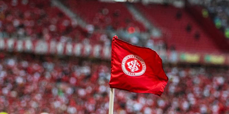 Internacional oferece trator como garantia judicial por dívida com empresário