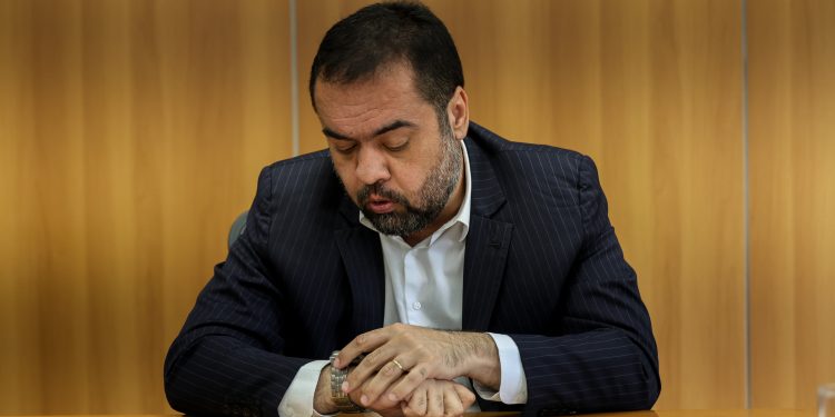 Investigação sobre Cláudio Castro avança para novos imóveis e lavagem de dinheiro