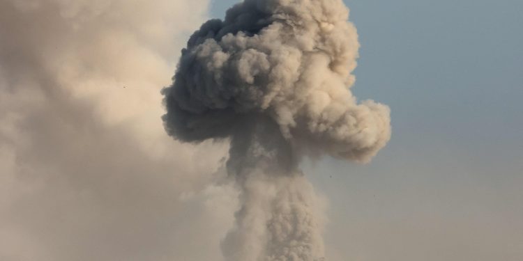 Israel volta a atacar Gaza horas após Hamas concordar com desarmamento