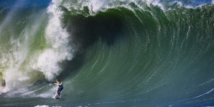 Itacoatiara desafia gigantes do surfe e coloca Niterói ao lado de Nazaré no circuito de ondas grandes