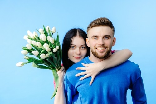 Já ouviu falar em 'dopplebanger'? Termo descreve casais que se parecem fisicamente