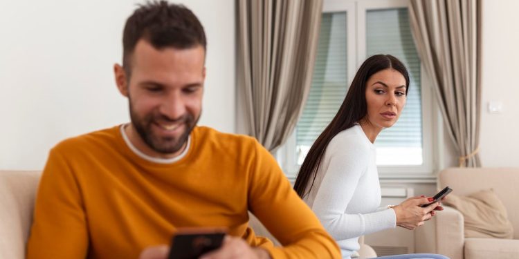 Já sofreu com as 'microtraições?' Entenda como curtidas, mensagens e flertes on-line estão no limite entre liberdade e privacidade