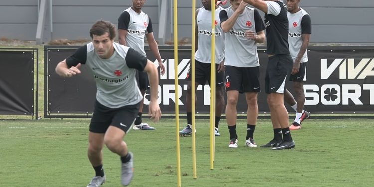 Jair deixa jogo com dores e Sosa entra ainda no primeiro tempo, estreando pelo Vasco contra o Santos