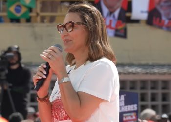 Janja homenageia Marisa Letícia no primeiro ato da campanha de Lula