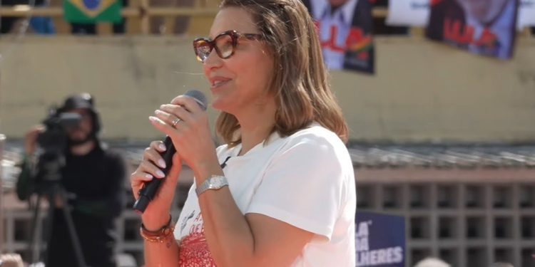 Janja homenageia Marisa Letícia no primeiro ato da campanha de Lula