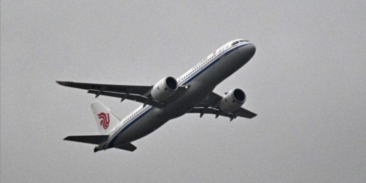 Jato chinês C919 realiza seu primeiro voo comercial internacional e desafia domínio de Boeing e Airbus