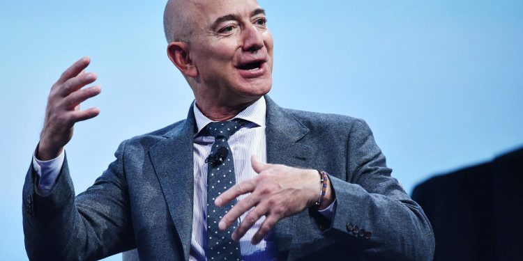 Jeff Bezos compra participação no Liverpool ao lado de consórcio de investidores