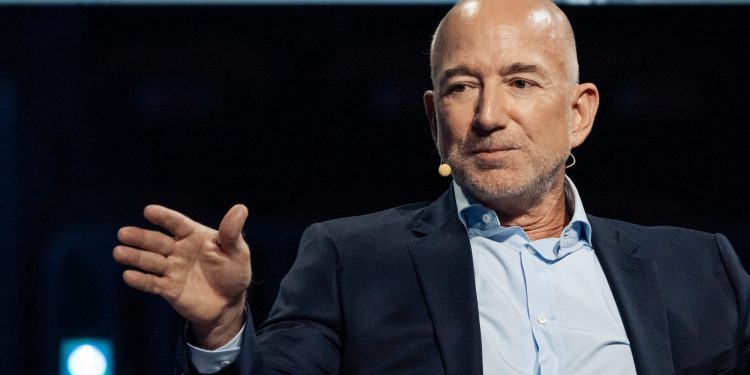 Jeff Bezos vende US$ 350 milhões em ações da Amazon