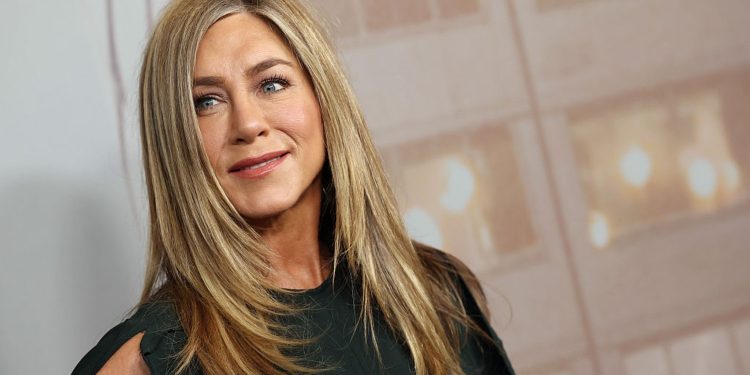 Jennifer Aniston revela desejo de ser mãe e explica por que não considera adoção: 'Quero meu próprio DNA'