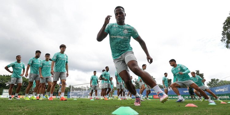Jhon Arias é alvo de xingamentos da torcida do Fluminense em primeiro reencontro no Maracanã