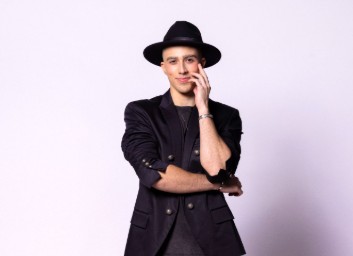 João Pedro Chaseliov vive Paulo Gustavo no teatro: 'Referência para a minha geração'