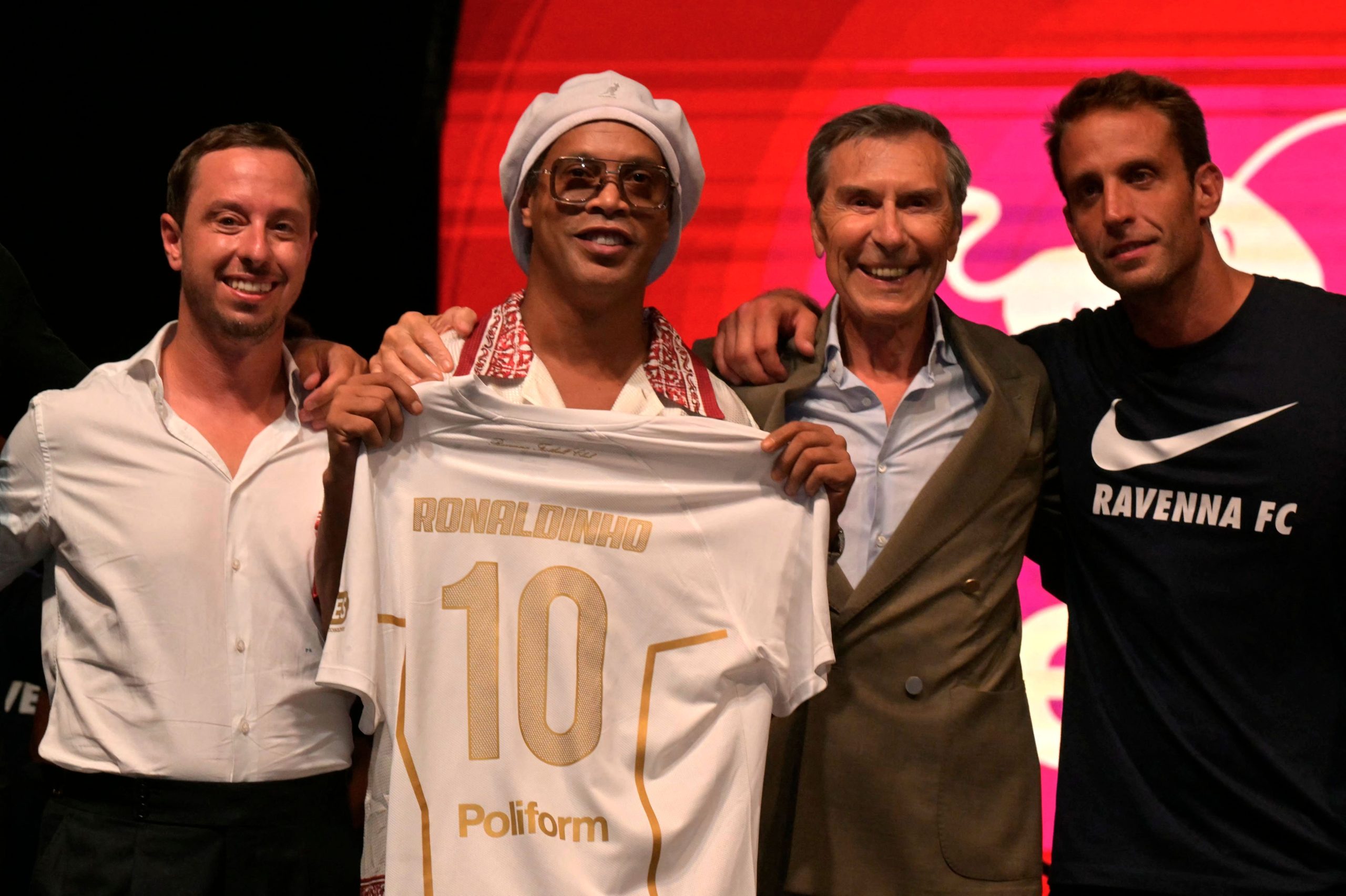 Jogador, acionista, embaixador: o que motivou a volta de Ronaldinho Gaúcho ao futebol, pelo Ravenna-ITA