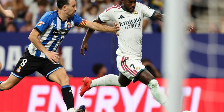 Jogador do Espanyol se defende após chutar Vini Jr e Roberto Carlos rebate: 'Mentiroso'