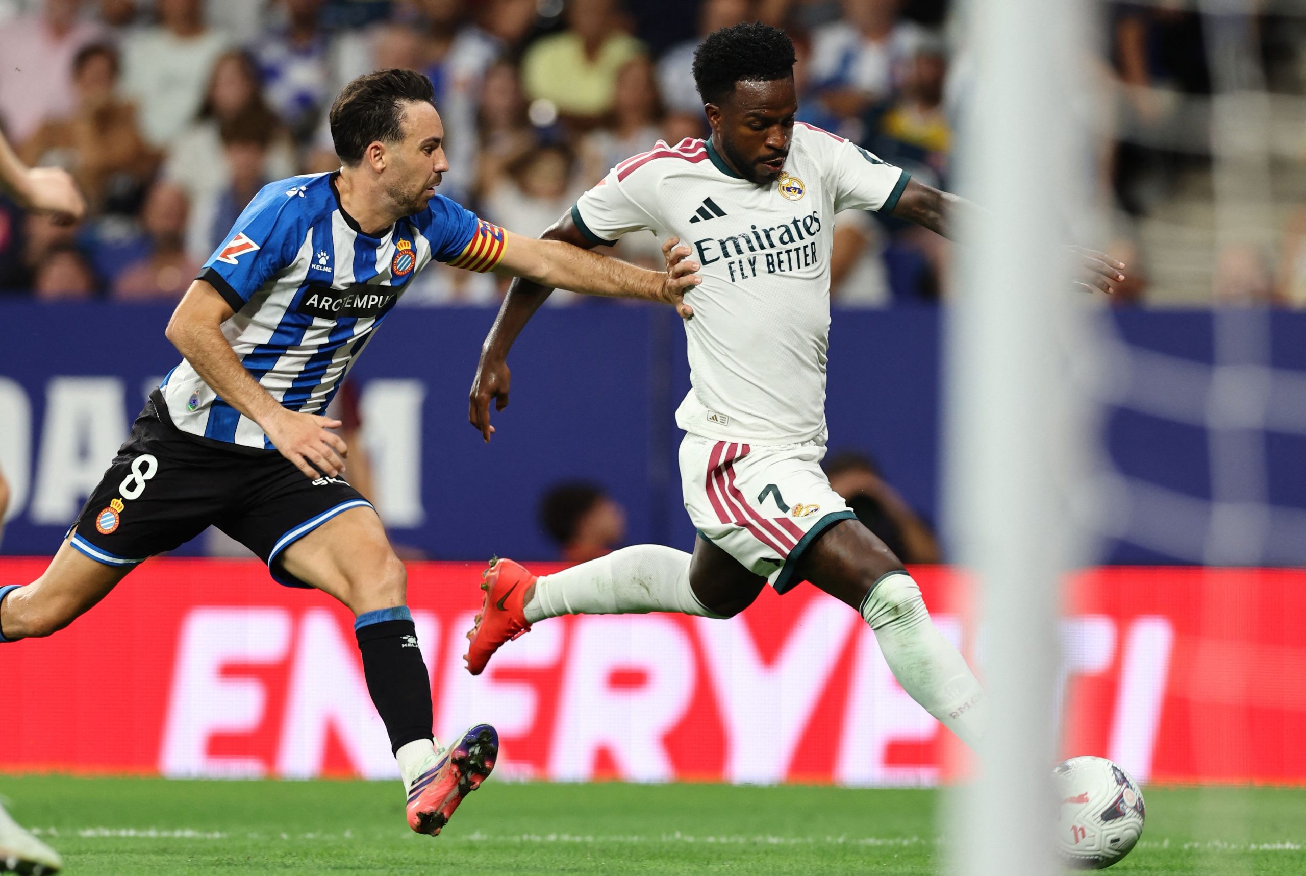 Jogador do Espanyol se defende após chutar Vini Jr e Roberto Carlos rebate: 'Mentiroso'