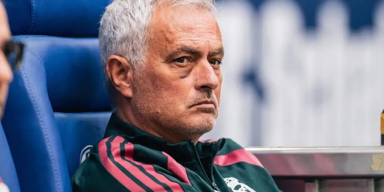 José Mourinho aparece com olho roxo em jogo do Real Madrid; entenda o que aconteceu