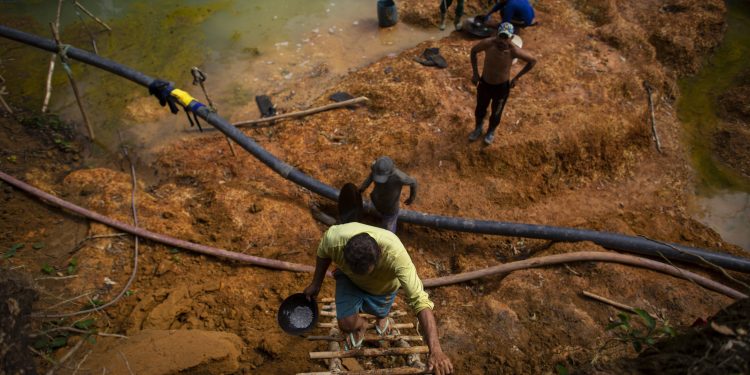 Justiça Federal enquadra ANM e estados e exige o fim do uso de mercúrio no garimpo 'legalizado' da Amazônia
