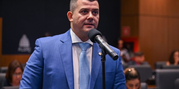 Justiça aceita queixa contra deputado Alan Lopes por chamar pai de empresária de 'mulherzinha'