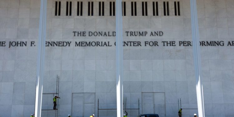 Kennedy Center vai ter de pagar a músico que processou por cancelar show com nome de Trump na fachada