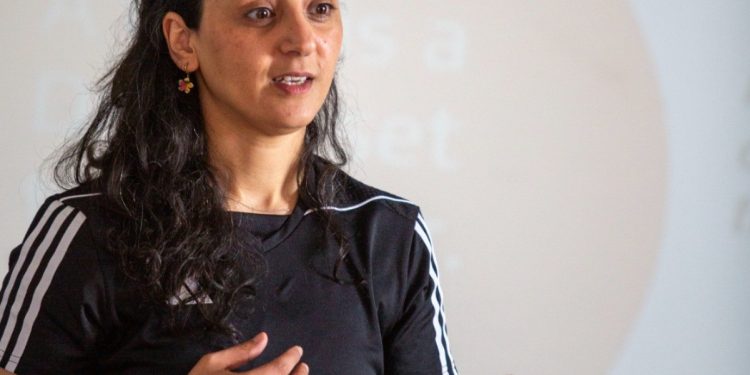 Khalida Popal, uma das 100 pessoas mais influentes do esporte, visita projeto de futebol feminino na Ilha do Governador
