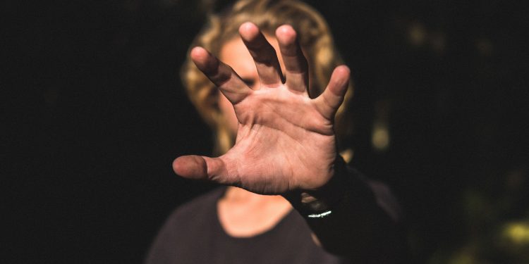 Lei Maria da Penha: Brasil concede duas medidas protetivas por minuto e registra recorde em 2026, aponta CNJ