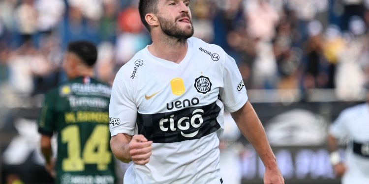 Lembra dele? Neozelandês destaque na Copa do Mundo marca golaço em estreia no Paraguai; vídeo
