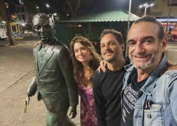 Letícia Spiller assiste à peça 'O beijo no asfalto' e depois posa com estátua de Nelson Rodrigues