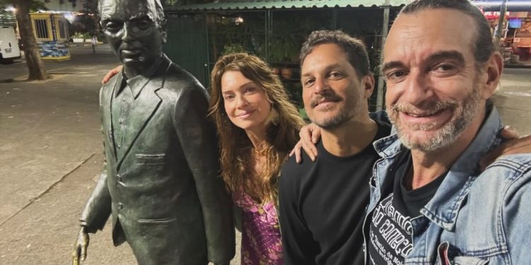 Letícia Spiller assiste à peça 'O beijo no asfalto' e depois posa com estátua de Nelson Rodrigues