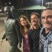 Letícia Spiller assiste à peça 'O beijo no asfalto' e depois posa com estátua de Nelson Rodrigues