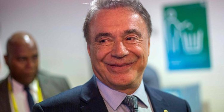 Líder nas pesquisas, Álvaro Dias desiste de disputar o Senado e embaralha chapa de sucessão de Ratinho Jr no PR