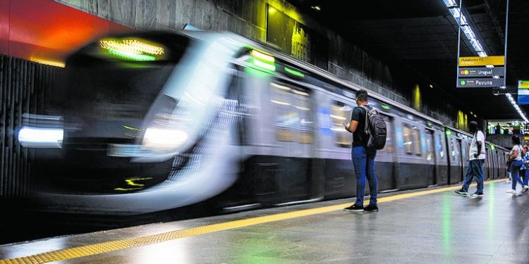 Linha 1 do metrô tem atrasos e passageiros levam mais de uma hora para percorrer trecho na Tijuca
