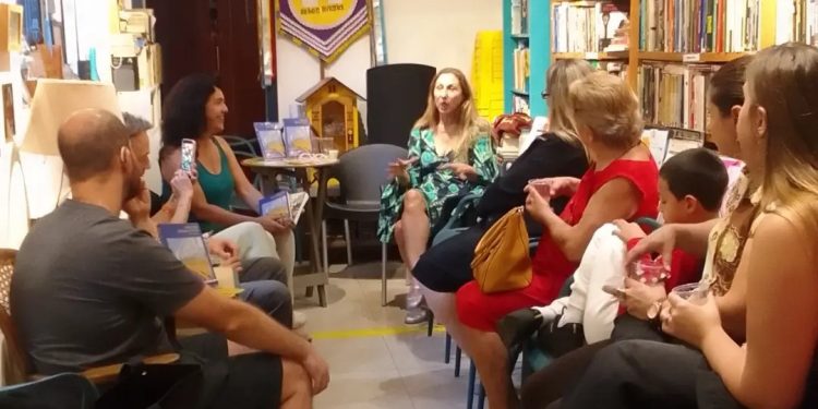 Livraria de Laranjeiras faz evento com poesia e música para celebrar aniversário