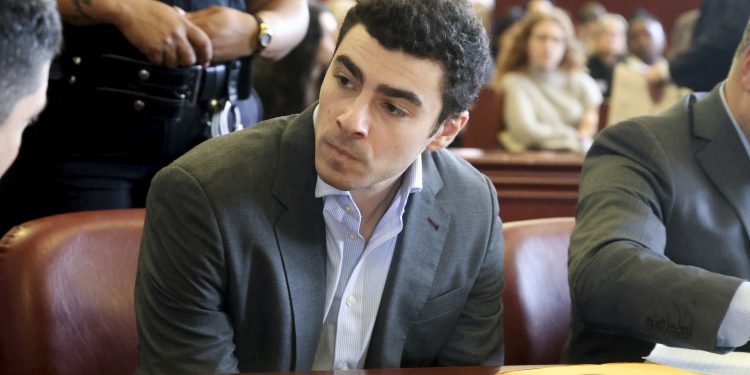 Luigi Mangione se declara culpado em processo federal pela morte de CEO de seguradora de saúde