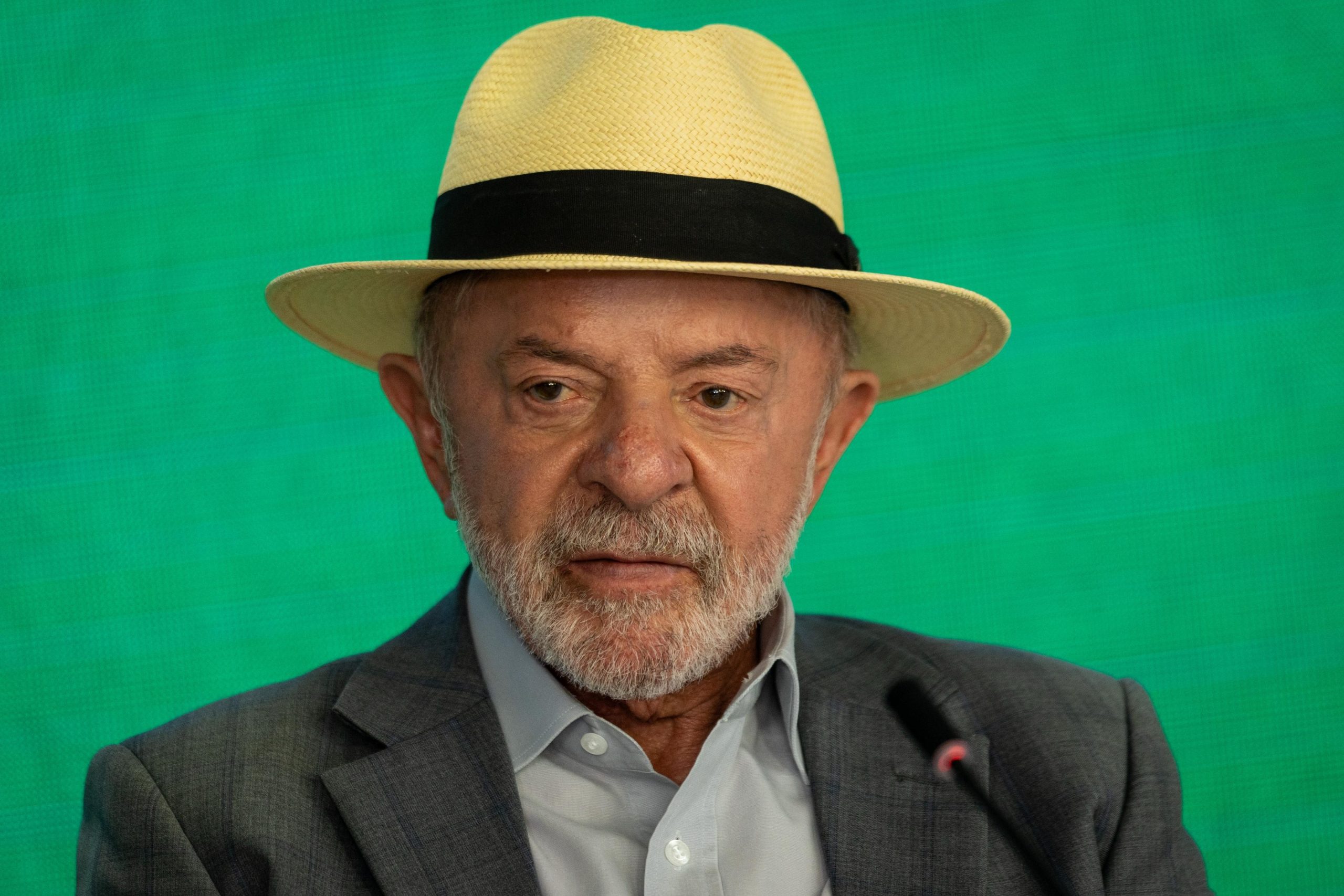 Lula assina decretos contra 'cambismo digital' e por água gratuita em eventos
