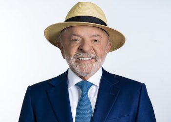 Lula de chapéu: aliados temem questionamentos após campanha registrar foto do presidente com o adereço para a urna