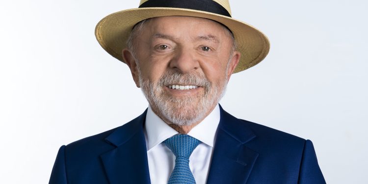 Lula de chapéu: aliados temem questionamentos após campanha registrar foto do presidente com o adereço para a urna
